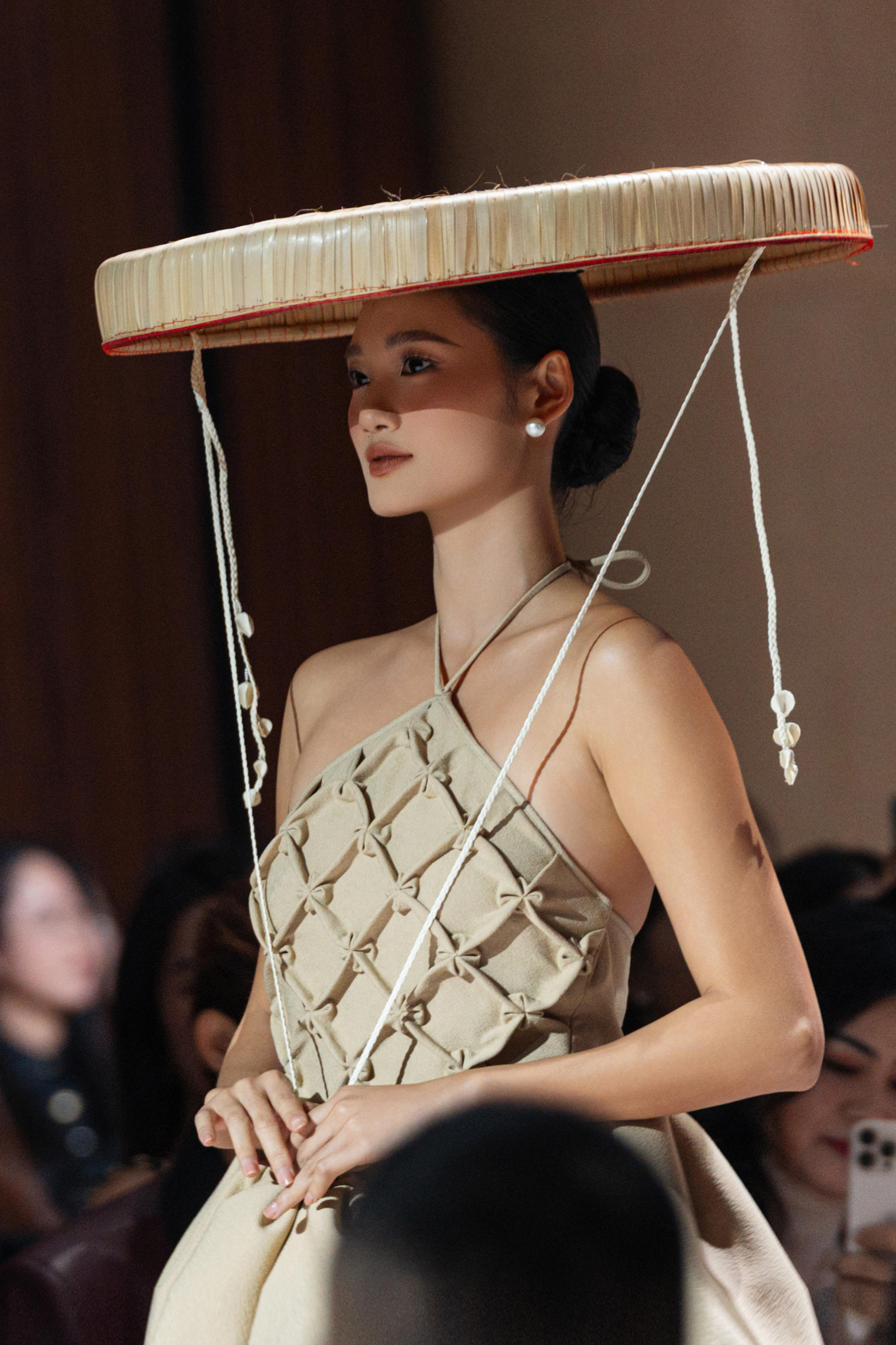 Á hậu Quỳnh Anh trình diễn thiết kế D.CHIC Limited