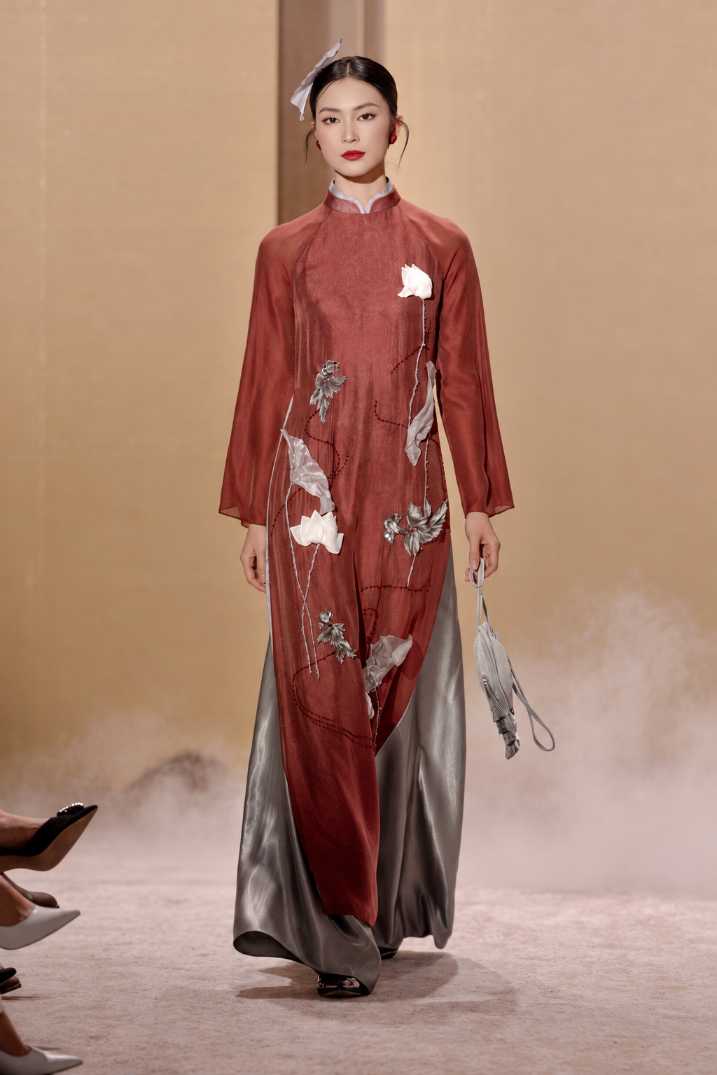 Helly Tống trình diễn Áo Dài by D.CHIC tại INTERWOVEN