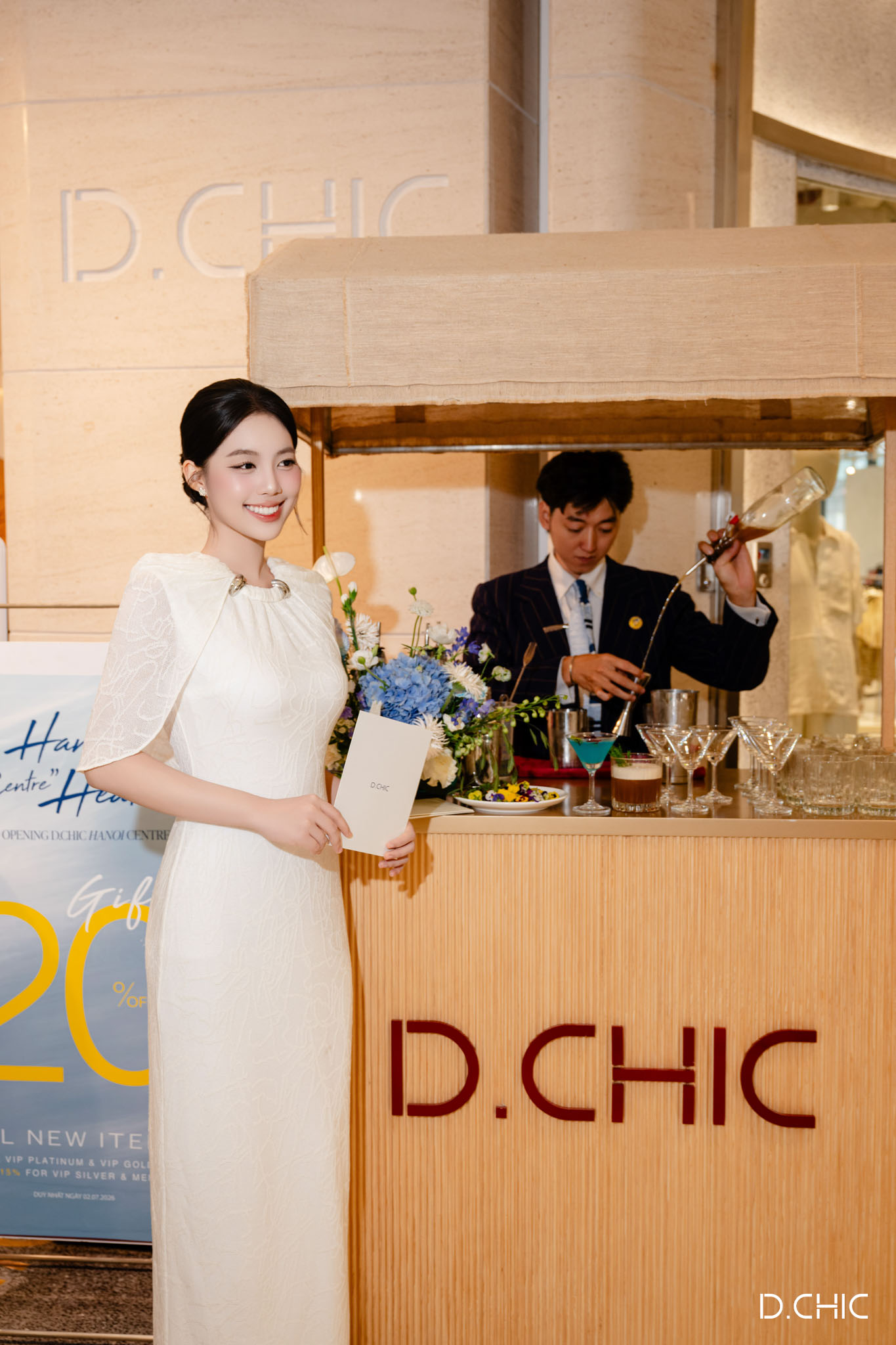 Bó hoa chúc mừng được trao tặng tại quầy D.CHIC