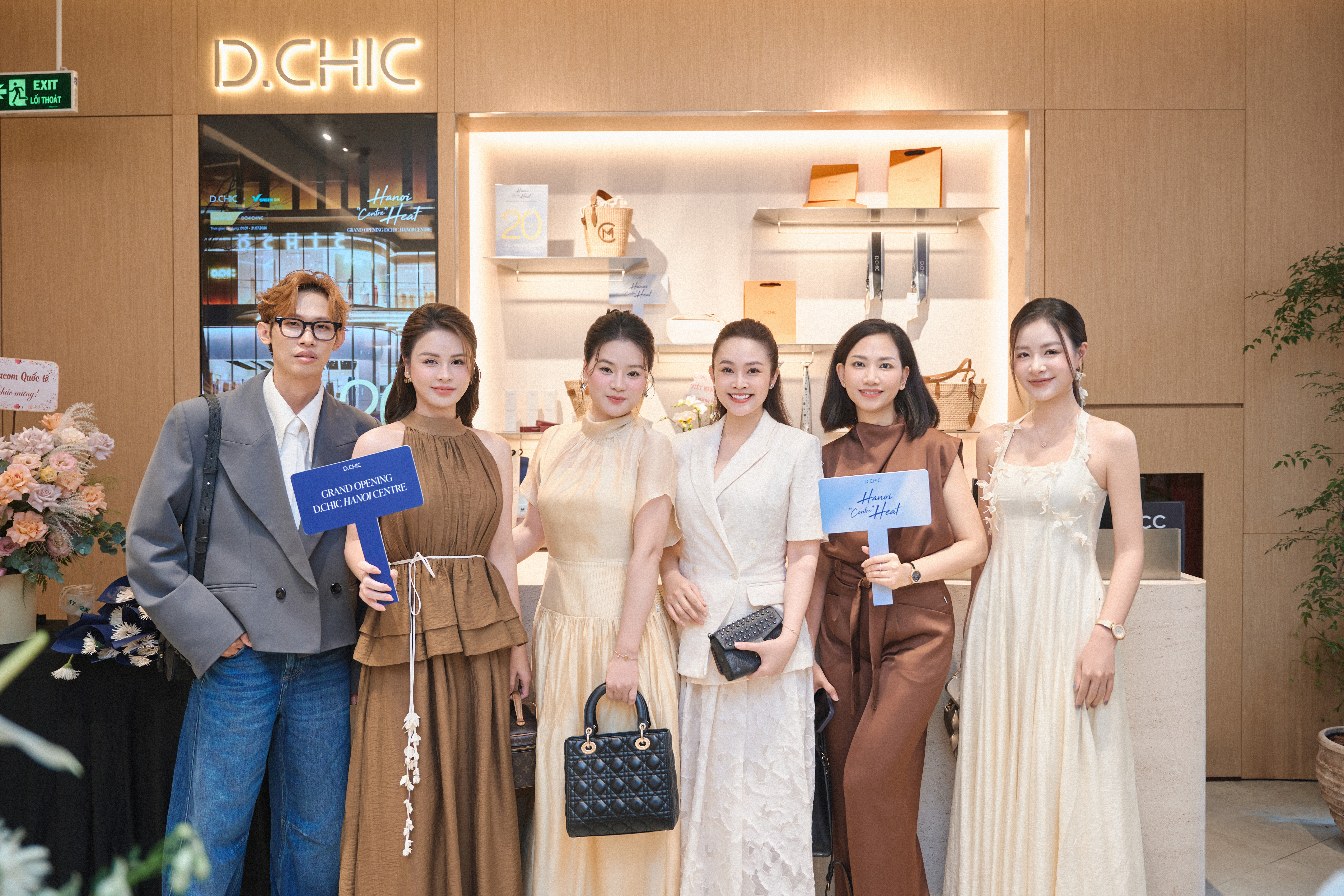 Khách mời và bạn bè D.CHIC tại cửa hàng Hanoi Centre