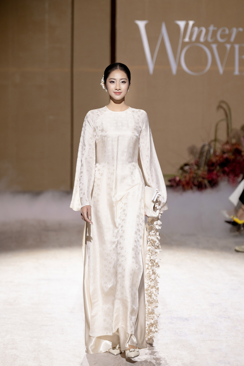 Hoa hậu Hà Trúc Linh trình diễn Áo Dài by D.CHIC tại INTERWOVEN